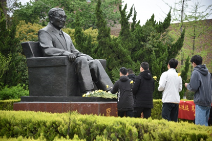<a href='/2023/0410/c41788a740008/page.htm' target='_blank' title='重走“科学家之路”，深悟科学家精神 ——国家同步辐射实验室/核科学技术学院开展清明节专项纪念活动'>重走“科学家之路”，深悟科学家精神 ——国家同步辐射实验室/核科学技术学院...</a>